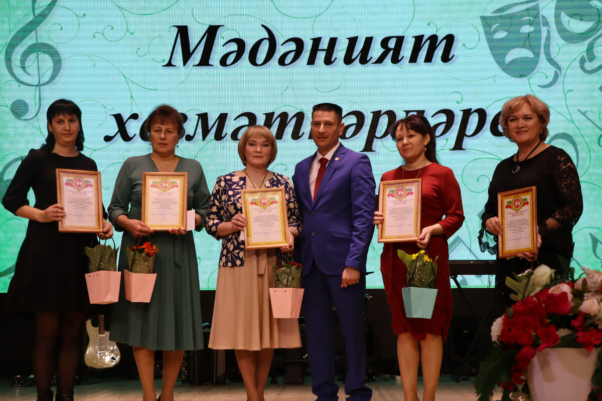 Фото: Архив мәдәният хезмәткәрләрен бүләкләү